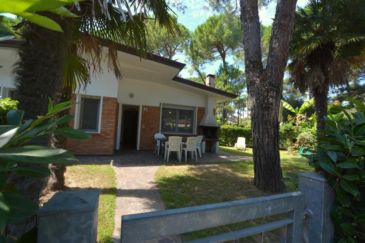 Villa A Lignano Con 2 Camere E Giardino Lignano Sabbiadoro Exterior photo