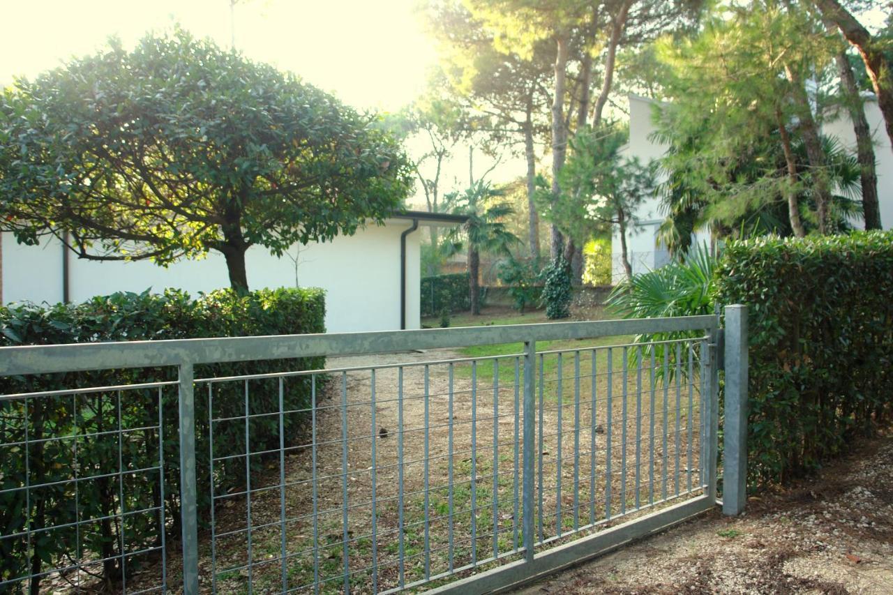 Villa A Lignano Con 2 Camere E Giardino Lignano Sabbiadoro Exterior photo